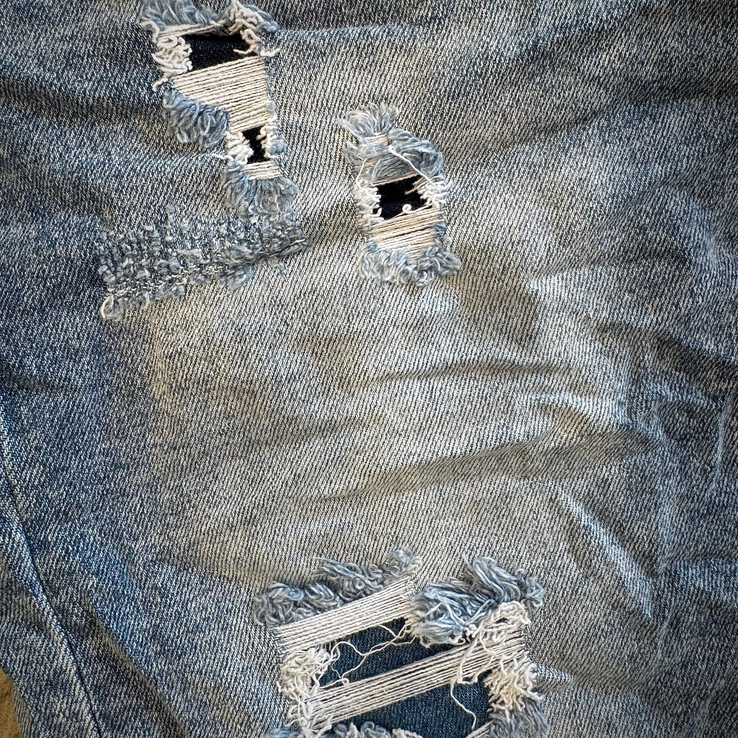 Bermuda Jeans strappi e toppe interne