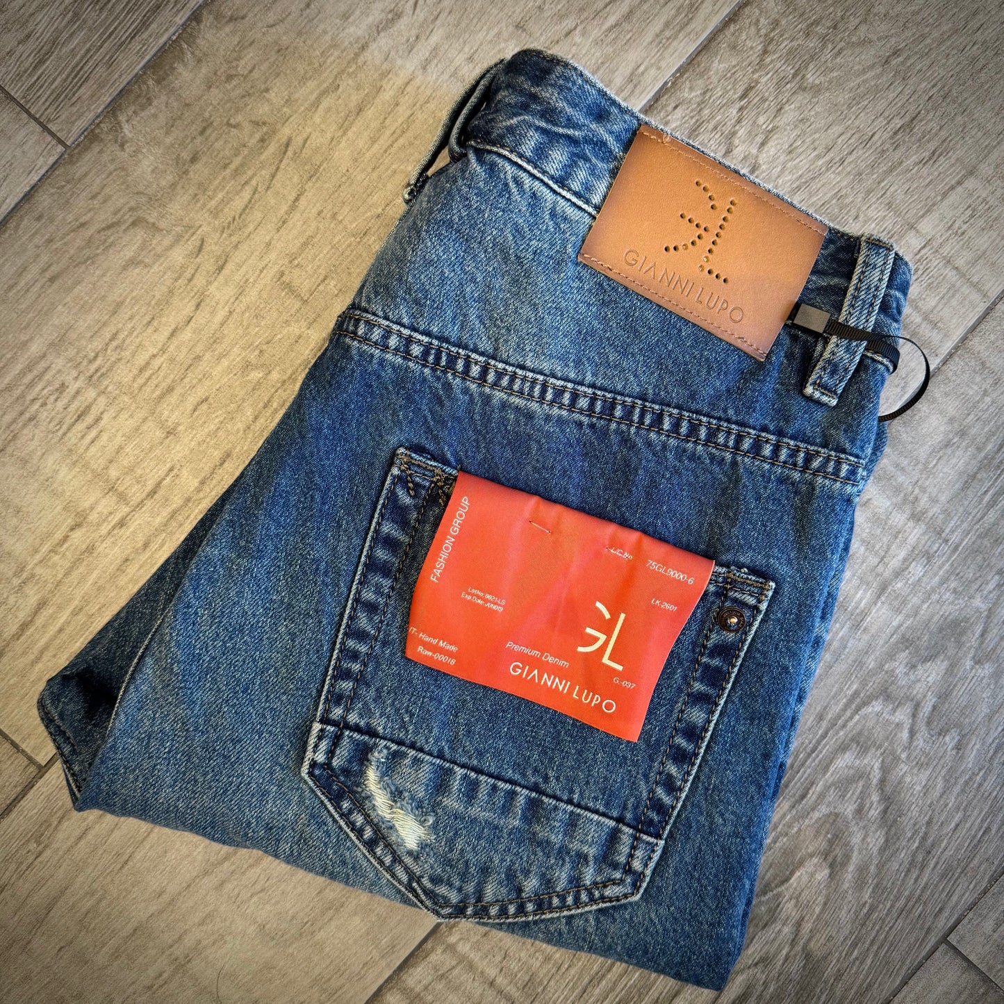 Jeans "Grant" Carrot Fit strappi con toppe e impunture multicolor GIANNI LUPO (GL6515Q)