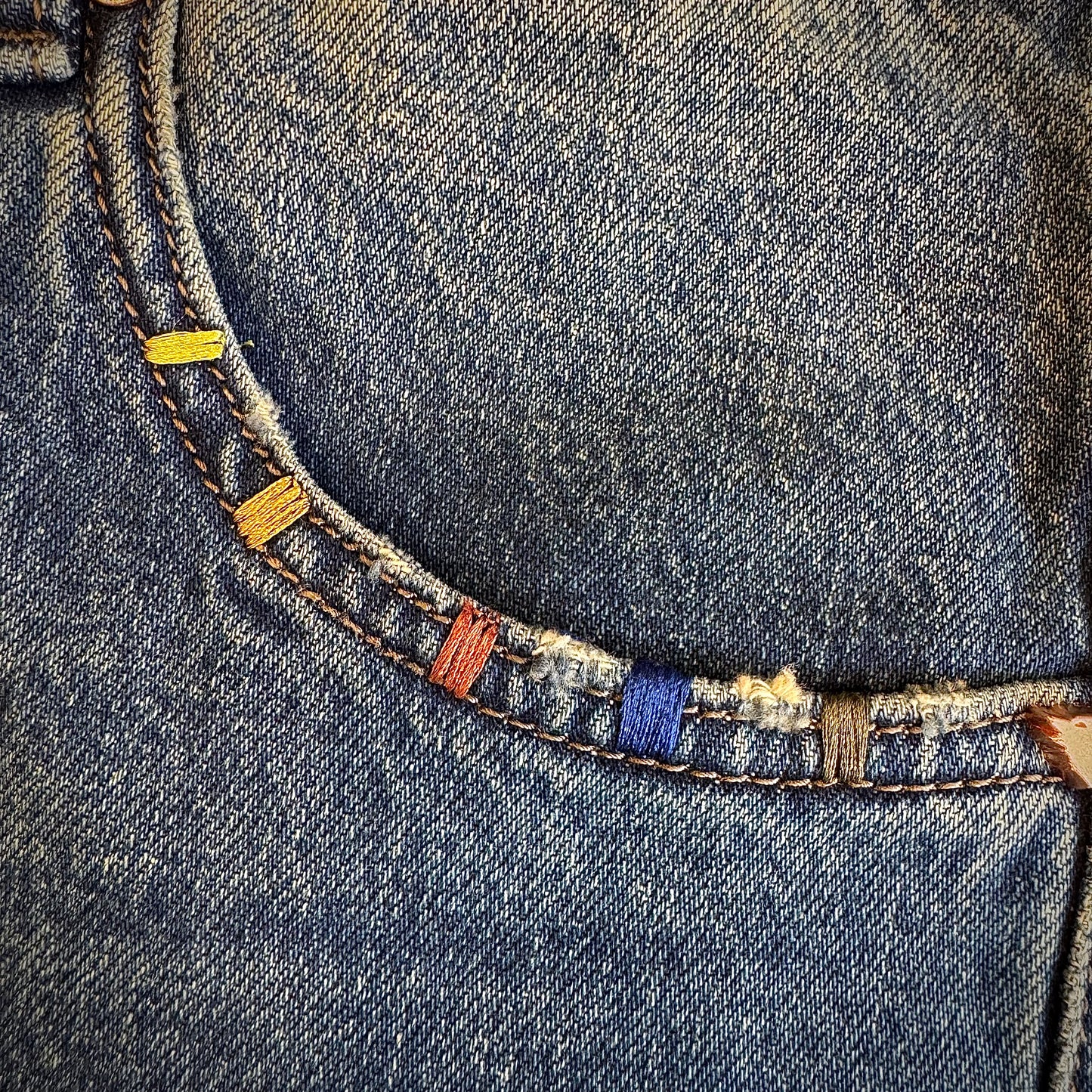 Jeans "Grant" Carrot Fit strappi con toppe e impunture multicolor GIANNI LUPO (GL6515Q)