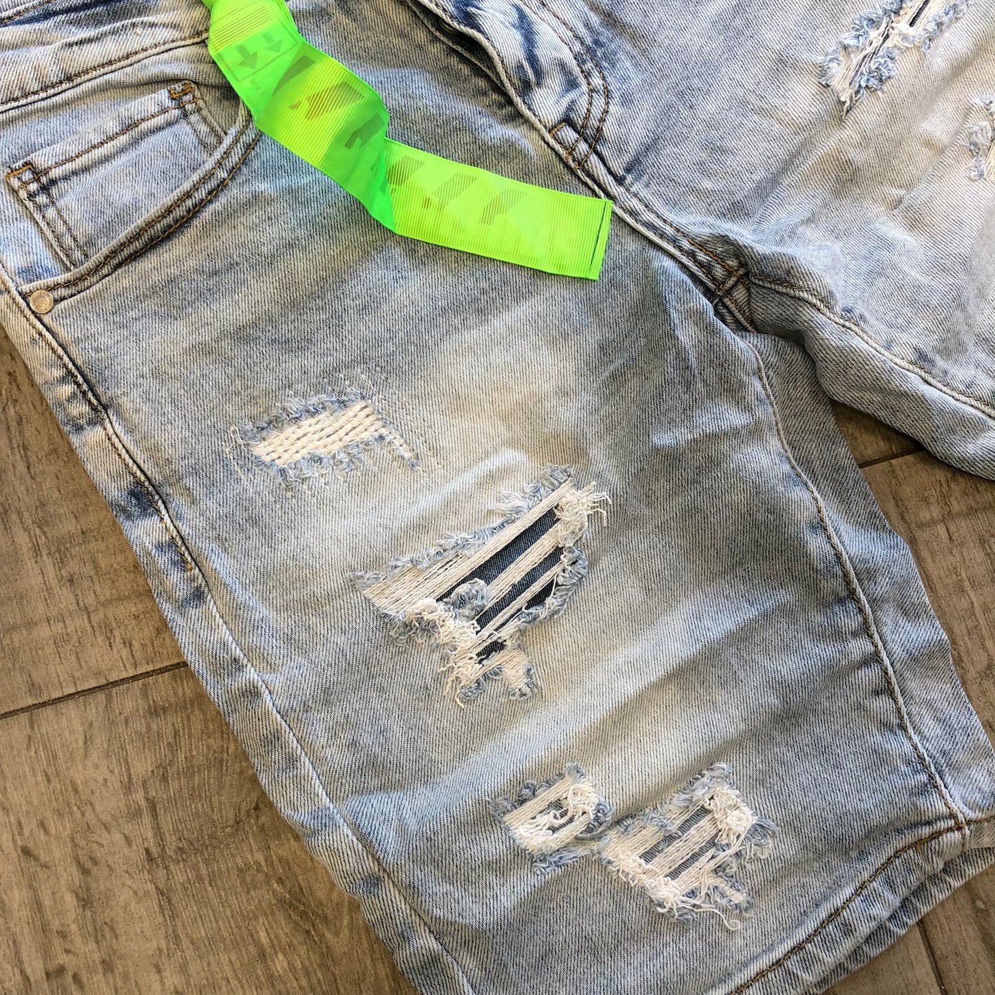 Bermuda Jeans with tears and internal patches