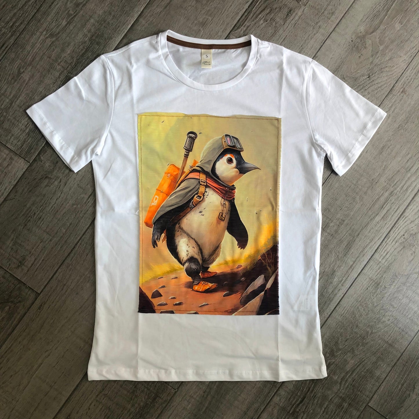 T-Shirt Stampa "Pinguino Esploratore"